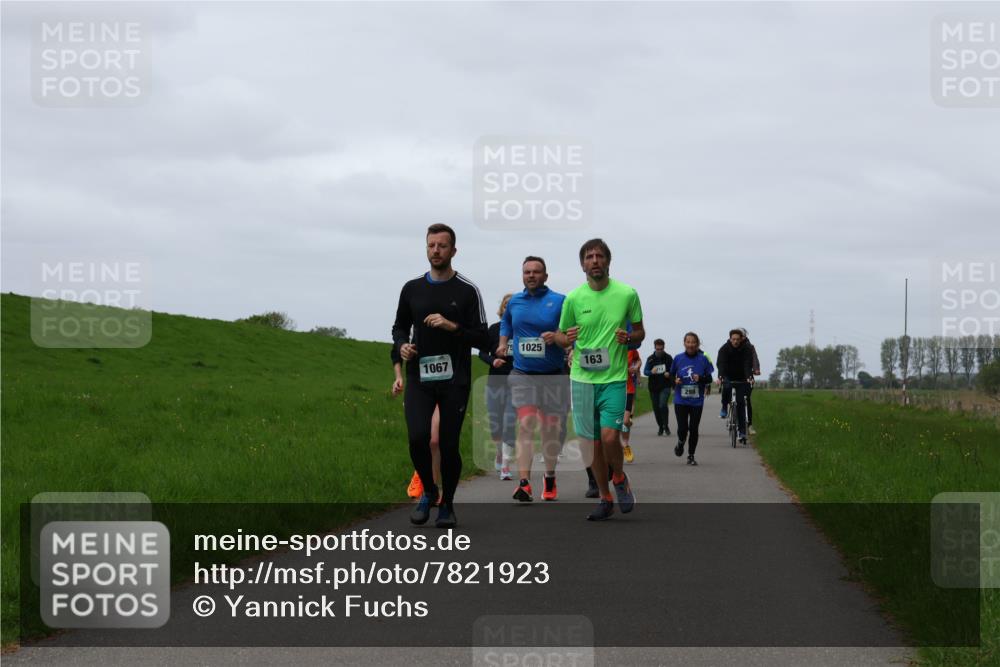 04.05.2025 - 8. Wedeler Halbmarathon Yannick Fuchs http://msf.ph/oto/7821923 04.05.2025 11:29:05 Laufen 1067, 1025, 163, 298 meine-sportfotos.de