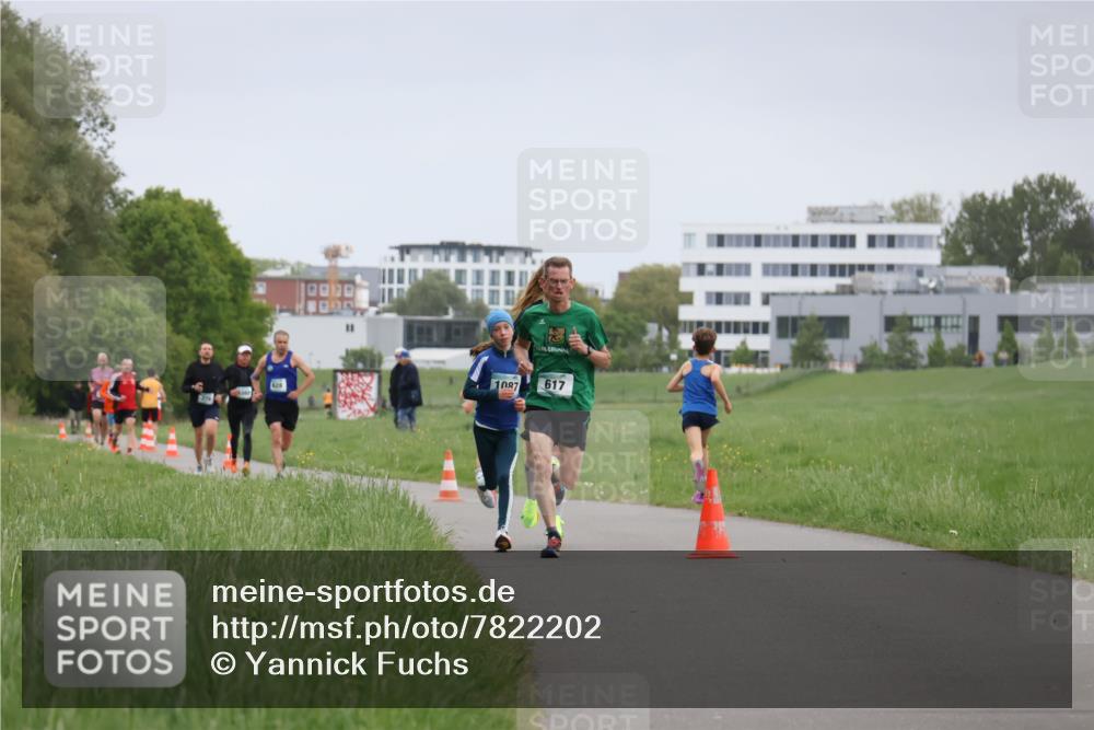 04.05.2025 - 8. Wedeler Halbmarathon Yannick Fuchs http://msf.ph/oto/7822202 04.05.2025 11:10:34 Laufen 1087, 617 meine-sportfotos.de