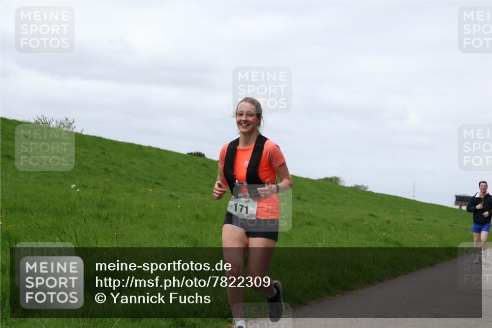 04.05.2025 - 8. Wedeler Halbmarathon Yannick Fuchs http://msf.ph/oto/7822309 04.05.2025 11:52:04 Laufen 171 meine-sportfotos.de