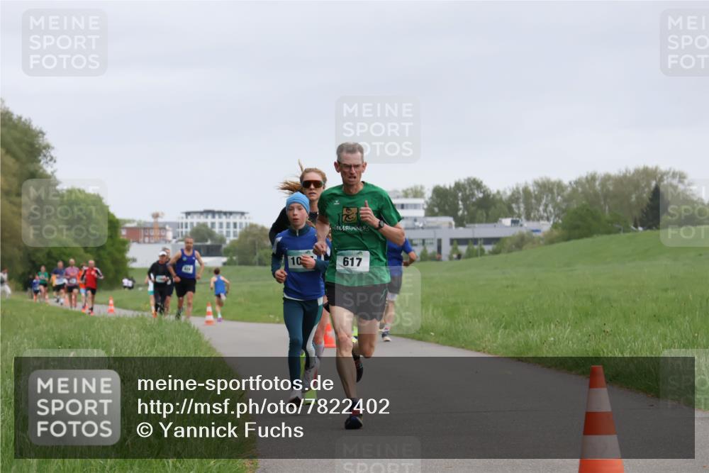 04.05.2025 - 8. Wedeler Halbmarathon Yannick Fuchs http://msf.ph/oto/7822402 04.05.2025 11:10:40 Laufen 10, 617 meine-sportfotos.de