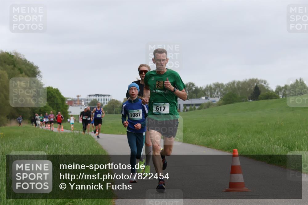 04.05.2025 - 8. Wedeler Halbmarathon Yannick Fuchs http://msf.ph/oto/7822454 04.05.2025 11:10:41 Laufen 1087, 617 meine-sportfotos.de