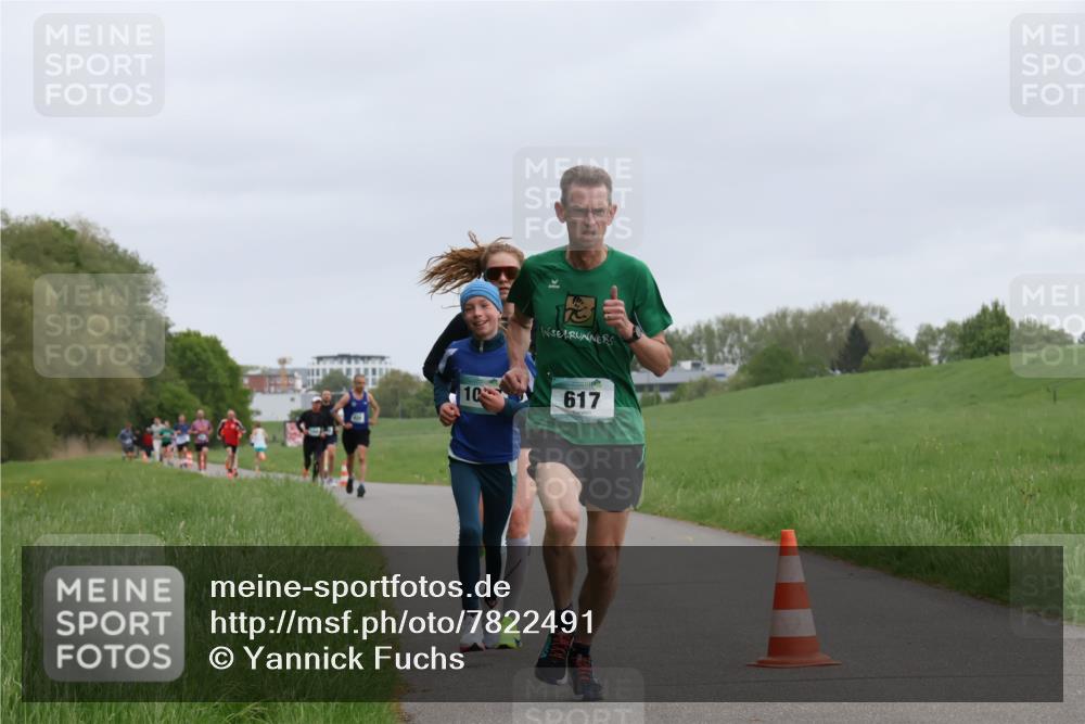 04.05.2025 - 8. Wedeler Halbmarathon Yannick Fuchs http://msf.ph/oto/7822491 04.05.2025 11:10:42 Laufen 10, 617 meine-sportfotos.de