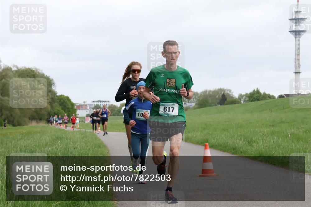 04.05.2025 - 8. Wedeler Halbmarathon Yannick Fuchs http://msf.ph/oto/7822503 04.05.2025 11:10:42 Laufen 10, 617 meine-sportfotos.de
