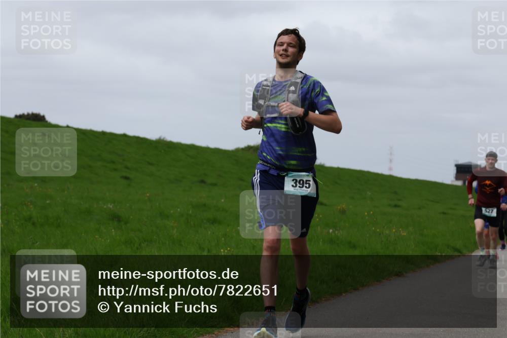 04.05.2025 - 8. Wedeler Halbmarathon Yannick Fuchs http://msf.ph/oto/7822651 04.05.2025 11:29:47 Laufen 395, 527 meine-sportfotos.de