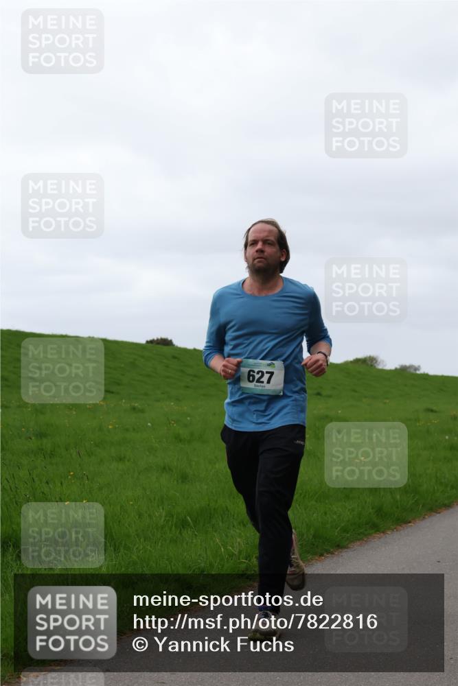 04.05.2025 - 8. Wedeler Halbmarathon Yannick Fuchs http://msf.ph/oto/7822816 04.05.2025 12:15:03 Laufen 627 meine-sportfotos.de