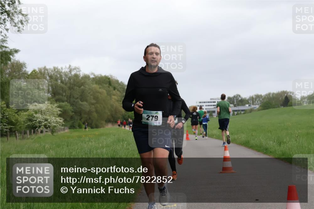 04.05.2025 - 8. Wedeler Halbmarathon Yannick Fuchs http://msf.ph/oto/7822852 04.05.2025 11:10:56 Laufen 279, 150 meine-sportfotos.de