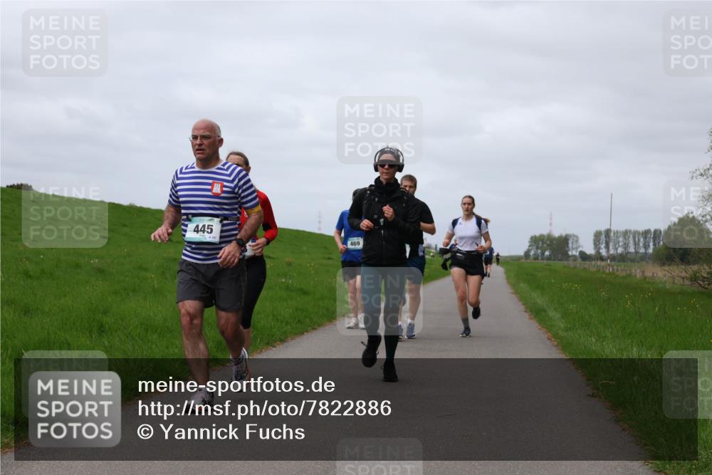 04.05.2025 - 8. Wedeler Halbmarathon Yannick Fuchs http://msf.ph/oto/7822886 04.05.2025 11:52:24 Laufen 445, 469 meine-sportfotos.de