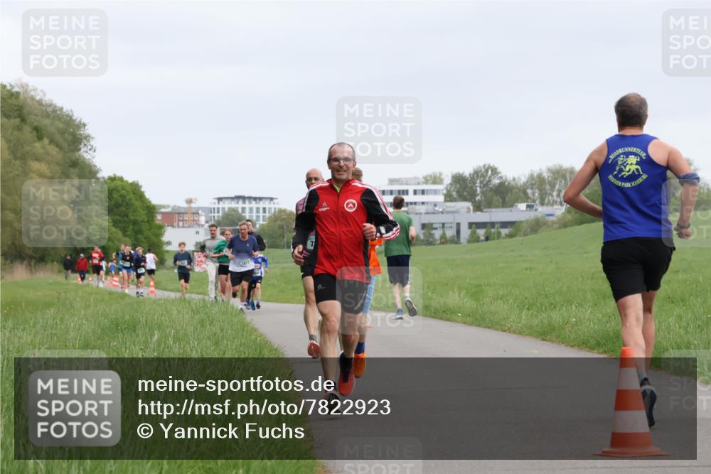 04.05.2025 - 8. Wedeler Halbmarathon Yannick Fuchs http://msf.ph/oto/7822923 04.05.2025 11:11:00 Laufen 1077 meine-sportfotos.de