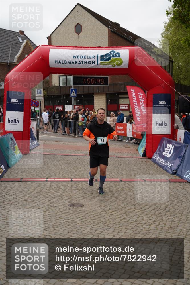 04.05.2025 - 8. Wedeler Halbmarathon Felixshl http://msf.ph/oto/7822942 04.05.2025 11:58:43 Ziel 34, 713 meine-sportfotos.de
