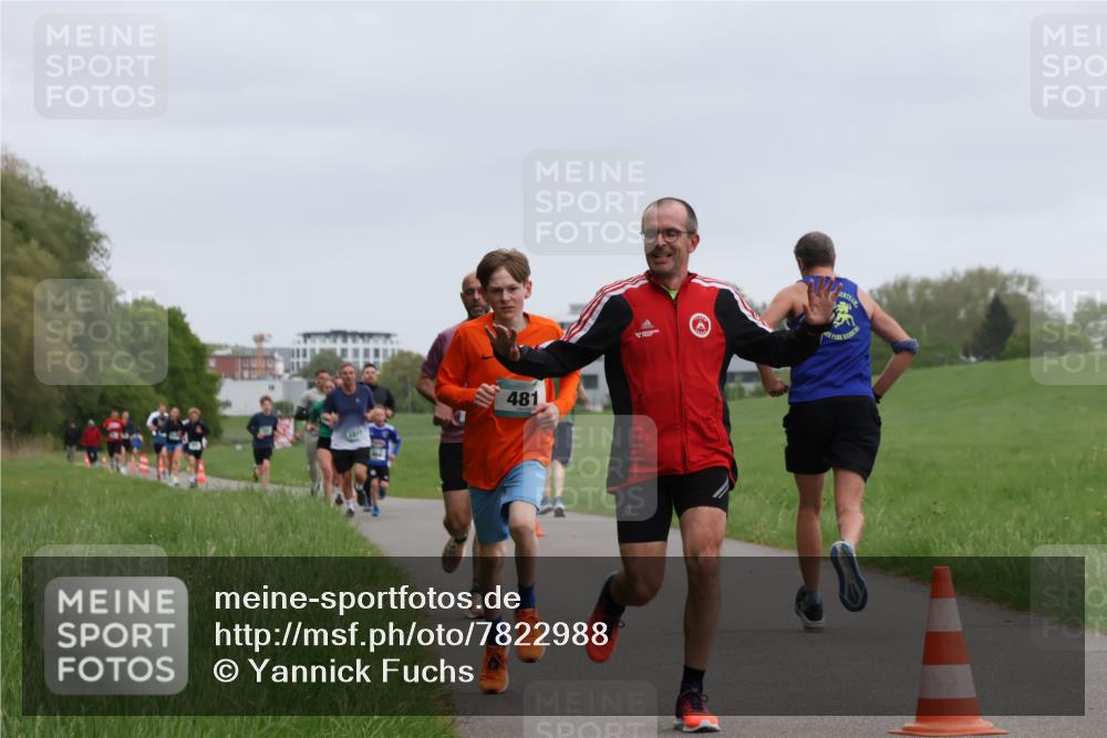 04.05.2025 - 8. Wedeler Halbmarathon Yannick Fuchs http://msf.ph/oto/7822988 04.05.2025 11:11:01 Laufen 1077, 481, 10 meine-sportfotos.de