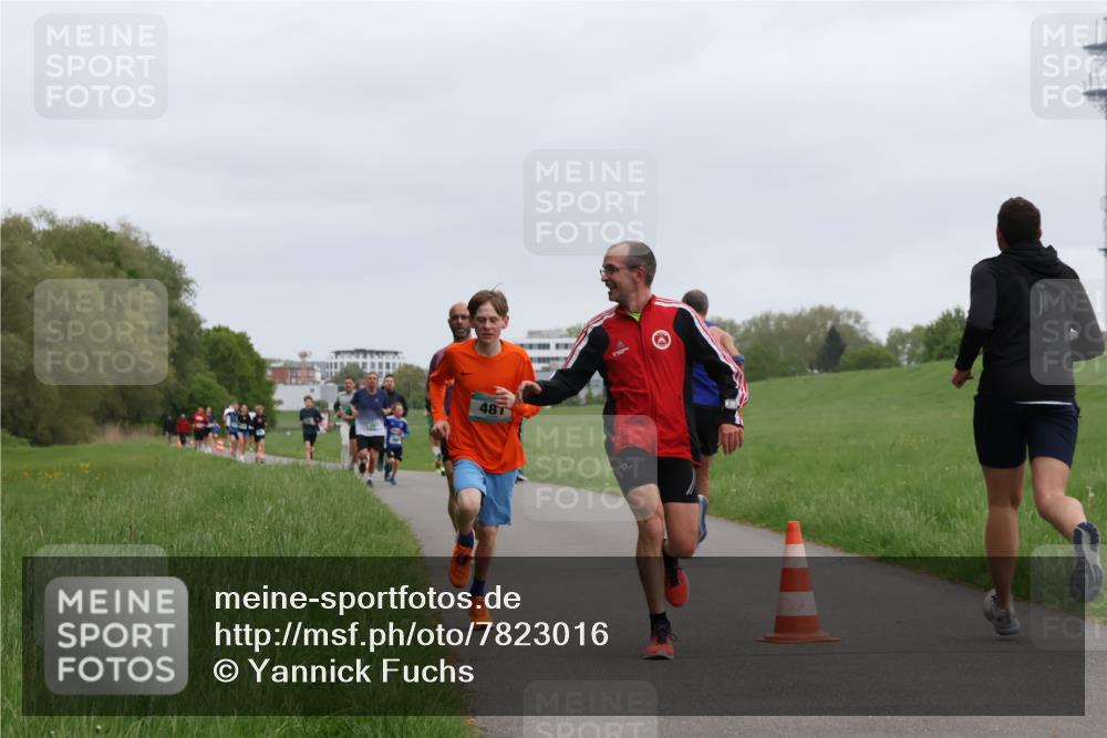 04.05.2025 - 8. Wedeler Halbmarathon Yannick Fuchs http://msf.ph/oto/7823016 04.05.2025 11:11:01 Laufen 48 meine-sportfotos.de