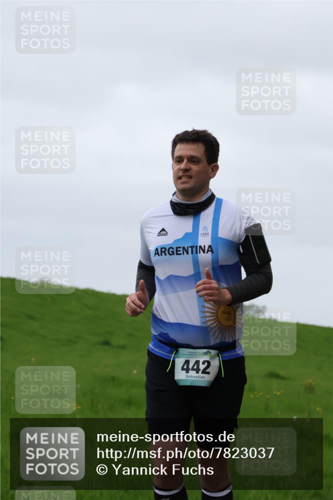 04.05.2025 - 8. Wedeler Halbmarathon Yannick Fuchs http://msf.ph/oto/7823037 04.05.2025 12:16:16 Laufen 56, 442 meine-sportfotos.de
