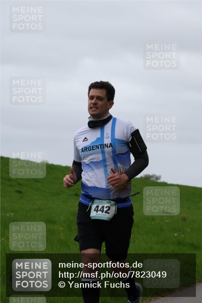 04.05.2025 - 8. Wedeler Halbmarathon Yannick Fuchs http://msf.ph/oto/7823049 04.05.2025 12:16:16 Laufen 442 meine-sportfotos.de
