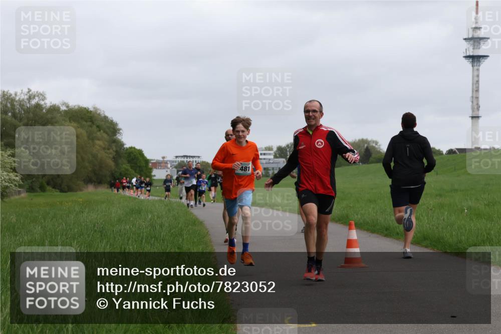 04.05.2025 - 8. Wedeler Halbmarathon Yannick Fuchs http://msf.ph/oto/7823052 04.05.2025 11:11:02 Laufen 481 meine-sportfotos.de