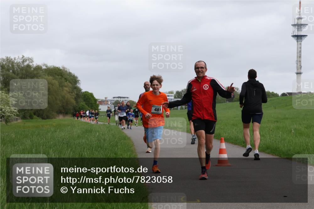 04.05.2025 - 8. Wedeler Halbmarathon Yannick Fuchs http://msf.ph/oto/7823058 04.05.2025 11:11:02 Laufen 481 meine-sportfotos.de