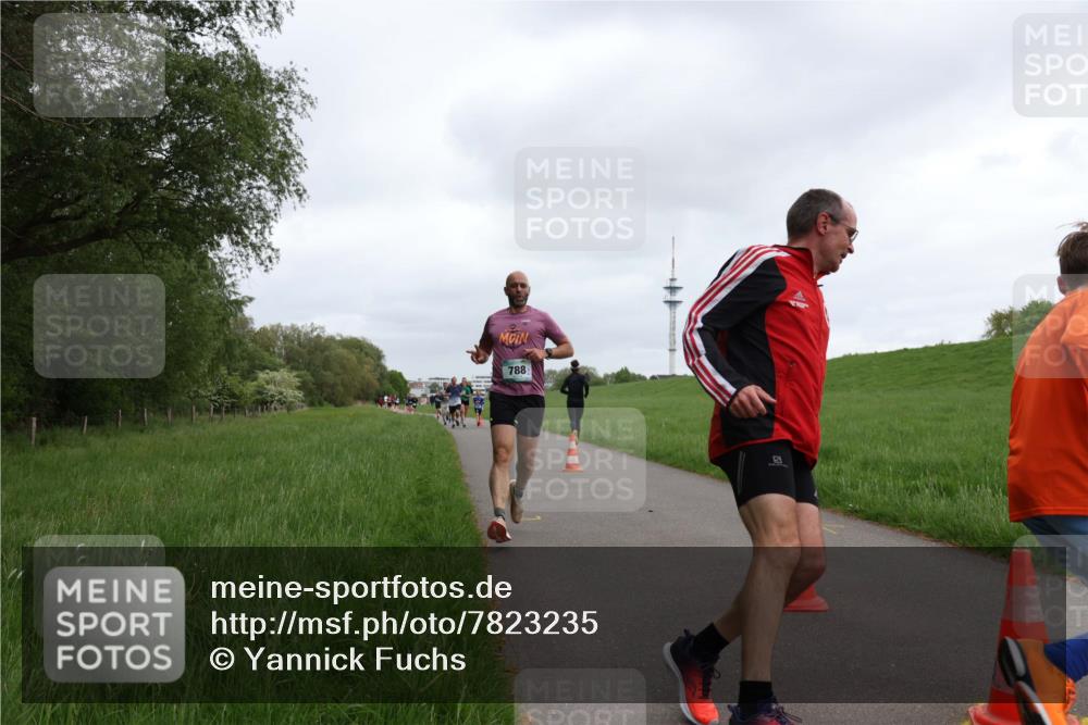 04.05.2025 - 8. Wedeler Halbmarathon Yannick Fuchs http://msf.ph/oto/7823235 04.05.2025 11:11:05 Laufen 788 meine-sportfotos.de