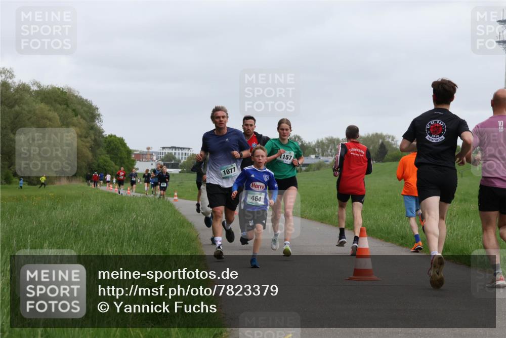 04.05.2025 - 8. Wedeler Halbmarathon Yannick Fuchs http://msf.ph/oto/7823379 04.05.2025 11:11:10 Laufen 1077, 464, 1157, 1910, 10 meine-sportfotos.de