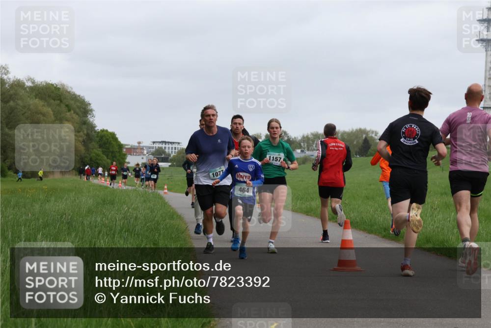 04.05.2025 - 8. Wedeler Halbmarathon Yannick Fuchs http://msf.ph/oto/7823392 04.05.2025 11:11:10 Laufen 1077, 464, 1157, 1910, 10 meine-sportfotos.de
