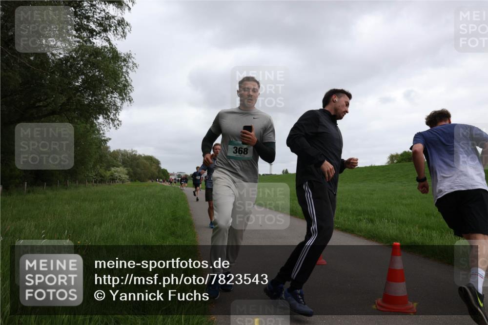 04.05.2025 - 8. Wedeler Halbmarathon Yannick Fuchs http://msf.ph/oto/7823543 04.05.2025 11:11:15 Laufen 368 meine-sportfotos.de
