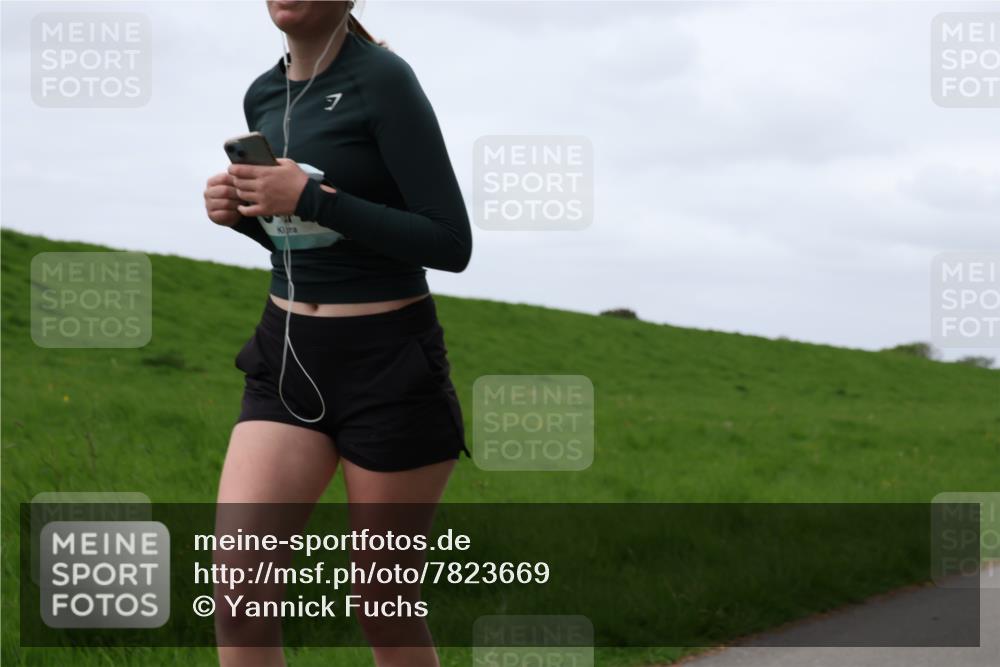 04.05.2025 - 8. Wedeler Halbmarathon Yannick Fuchs http://msf.ph/oto/7823669 04.05.2025 11:30:36 Laufen  meine-sportfotos.de