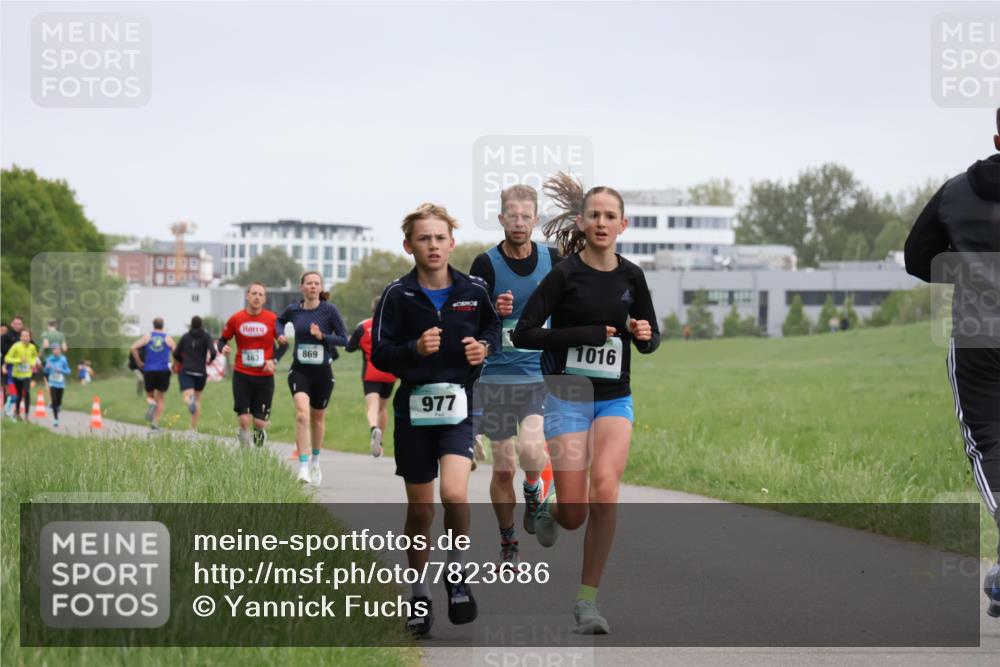 04.05.2025 - 8. Wedeler Halbmarathon Yannick Fuchs http://msf.ph/oto/7823686 04.05.2025 11:11:21 Laufen 463, 869, 977, 1016 meine-sportfotos.de