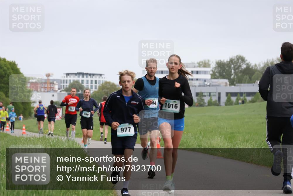 04.05.2025 - 8. Wedeler Halbmarathon Yannick Fuchs http://msf.ph/oto/7823700 04.05.2025 11:11:22 Laufen 463, 869, 977, 44, 1016 meine-sportfotos.de