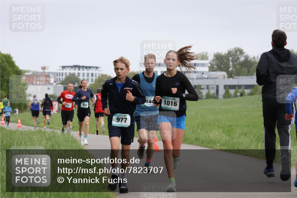 04.05.2025 - 8. Wedeler Halbmarathon Yannick Fuchs http://msf.ph/oto/7823707 04.05.2025 11:11:22 Laufen 463, 869, 977, 144, 1016 meine-sportfotos.de