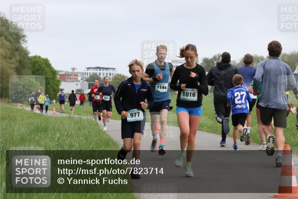 04.05.2025 - 8. Wedeler Halbmarathon Yannick Fuchs http://msf.ph/oto/7823714 04.05.2025 11:11:23 Laufen 463, 869, 1144, 162, 977, 1016, 27 meine-sportfotos.de