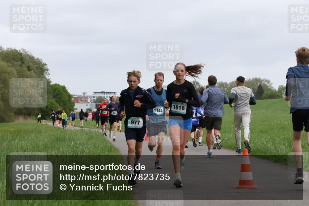 04.05.2025 - 8. Wedeler Halbmarathon Yannick Fuchs http://msf.ph/oto/7823735 04.05.2025 11:11:24 Laufen 10000, 869, 977, 1144, 1016 meine-sportfotos.de