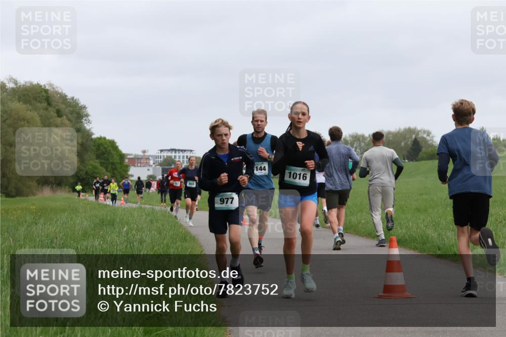 04.05.2025 - 8. Wedeler Halbmarathon Yannick Fuchs http://msf.ph/oto/7823752 04.05.2025 11:11:24 Laufen 1000, 869, 977, 144, 1016 meine-sportfotos.de