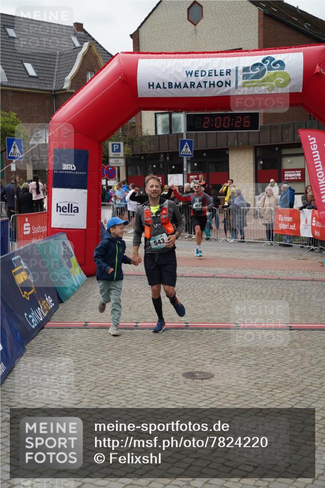 04.05.2025 - 8. Wedeler Halbmarathon Felixshl http://msf.ph/oto/7824220 04.05.2025 12:00:24 Ziel 453, 543, 560 meine-sportfotos.de