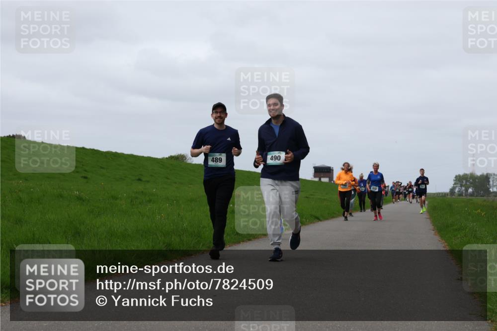 04.05.2025 - 8. Wedeler Halbmarathon Yannick Fuchs http://msf.ph/oto/7824509 04.05.2025 11:31:41 Laufen 490, 489 meine-sportfotos.de