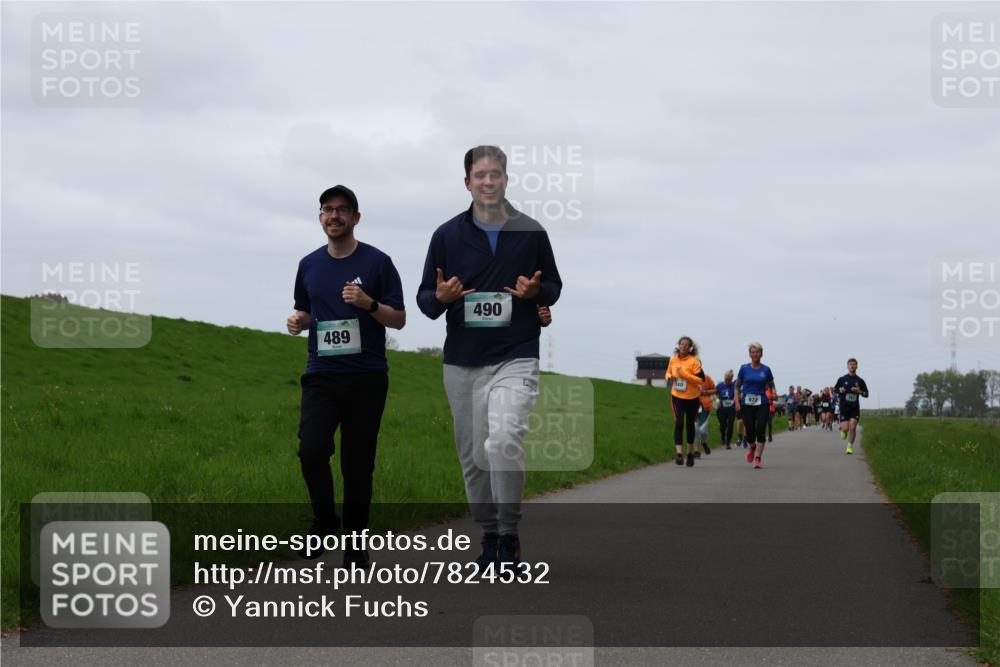 04.05.2025 - 8. Wedeler Halbmarathon Yannick Fuchs http://msf.ph/oto/7824532 04.05.2025 11:31:42 Laufen 489, 490 meine-sportfotos.de