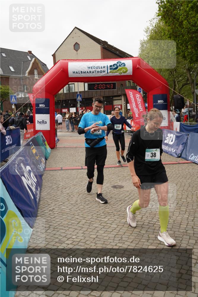 04.05.2025 - 8. Wedeler Halbmarathon Felixshl http://msf.ph/oto/7824625 04.05.2025 12:00:41 Ziel 38, 241, 410 meine-sportfotos.de
