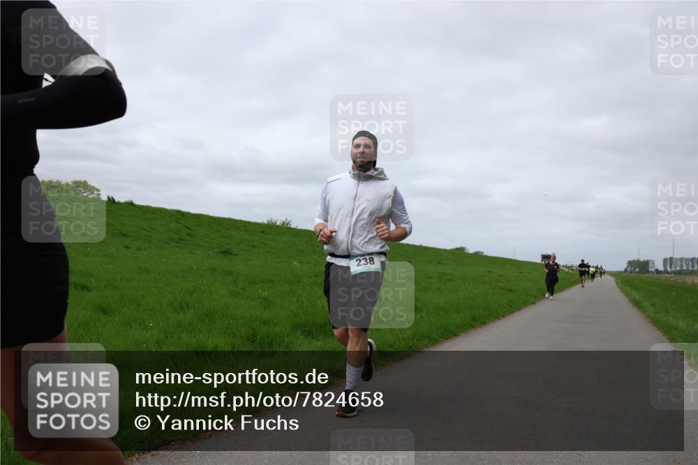 04.05.2025 - 8. Wedeler Halbmarathon Yannick Fuchs http://msf.ph/oto/7824658 04.05.2025 11:53:49 Laufen 238 meine-sportfotos.de