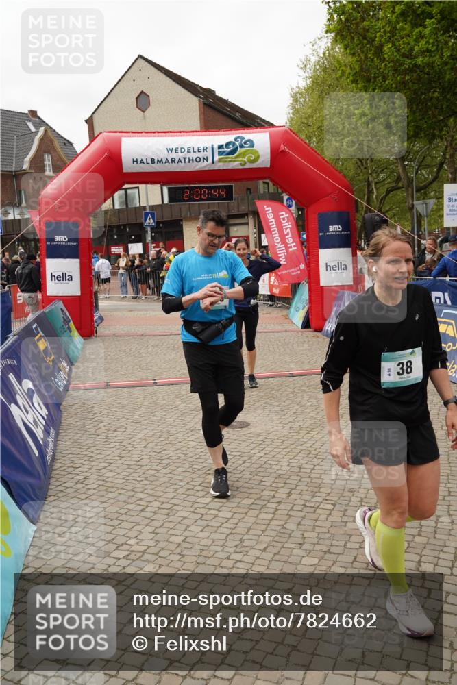 04.05.2025 - 8. Wedeler Halbmarathon Felixshl http://msf.ph/oto/7824662 04.05.2025 12:00:42 Ziel 38, 241, 410 meine-sportfotos.de