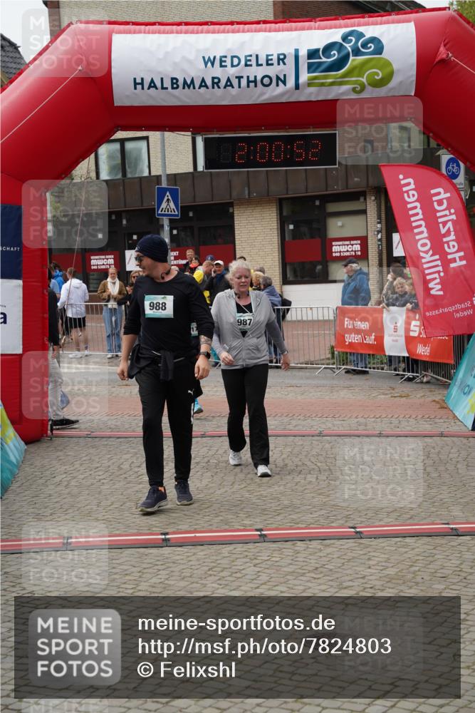04.05.2025 - 8. Wedeler Halbmarathon Felixshl http://msf.ph/oto/7824803 04.05.2025 12:00:50 Ziel 141, 987, 988, 1177 meine-sportfotos.de