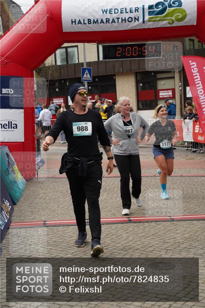 04.05.2025 - 8. Wedeler Halbmarathon Felixshl http://msf.ph/oto/7824835 04.05.2025 12:00:52 Ziel 141, 987, 988, 1177 meine-sportfotos.de