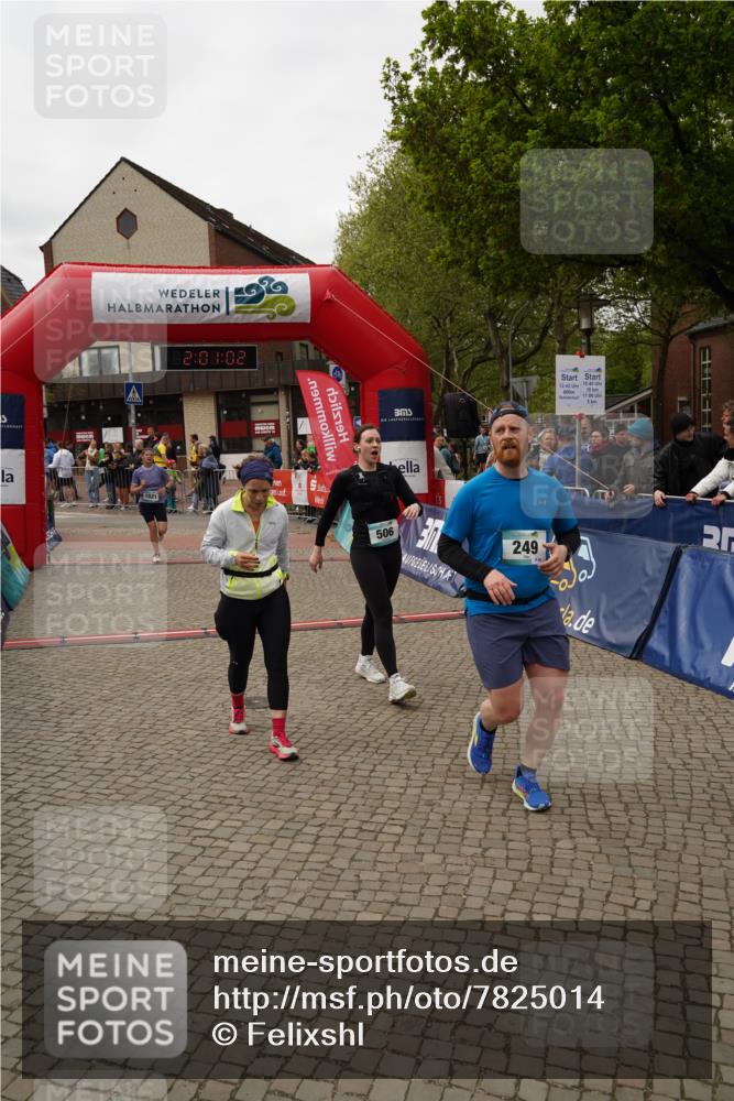 04.05.2025 - 8. Wedeler Halbmarathon Felixshl http://msf.ph/oto/7825014 04.05.2025 12:01:00 Ziel 249, 506, 772, 1021 meine-sportfotos.de