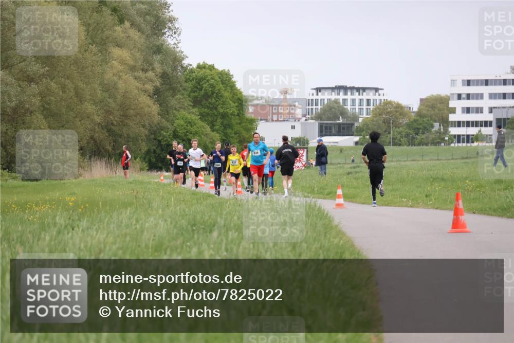 04.05.2025 - 8. Wedeler Halbmarathon Yannick Fuchs http://msf.ph/oto/7825022 04.05.2025 11:12:19 Laufen 937, 5337, 936 meine-sportfotos.de