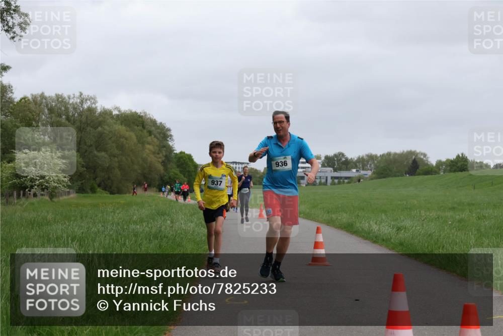 04.05.2025 - 8. Wedeler Halbmarathon Yannick Fuchs http://msf.ph/oto/7825233 04.05.2025 11:12:41 Laufen 937, 936 meine-sportfotos.de
