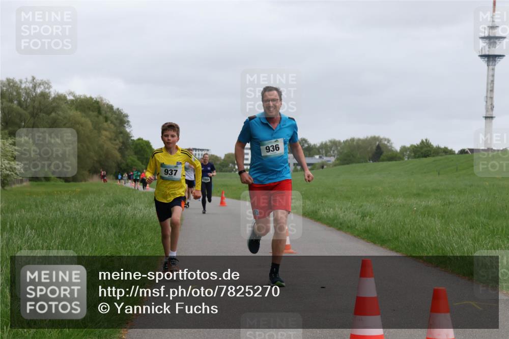 04.05.2025 - 8. Wedeler Halbmarathon Yannick Fuchs http://msf.ph/oto/7825270 04.05.2025 11:12:42 Laufen 937, 936 meine-sportfotos.de