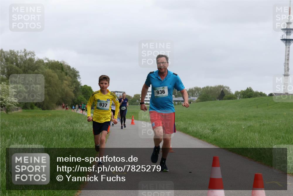 04.05.2025 - 8. Wedeler Halbmarathon Yannick Fuchs http://msf.ph/oto/7825279 04.05.2025 11:12:42 Laufen 937, 936 meine-sportfotos.de