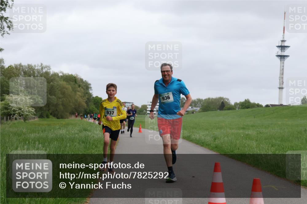 04.05.2025 - 8. Wedeler Halbmarathon Yannick Fuchs http://msf.ph/oto/7825292 04.05.2025 11:12:42 Laufen 937, 936 meine-sportfotos.de