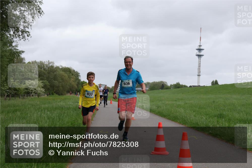 04.05.2025 - 8. Wedeler Halbmarathon Yannick Fuchs http://msf.ph/oto/7825308 04.05.2025 11:12:42 Laufen 937, 936 meine-sportfotos.de