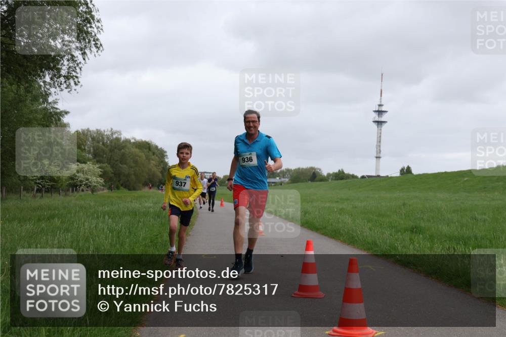 04.05.2025 - 8. Wedeler Halbmarathon Yannick Fuchs http://msf.ph/oto/7825317 04.05.2025 11:12:43 Laufen 937, 936 meine-sportfotos.de