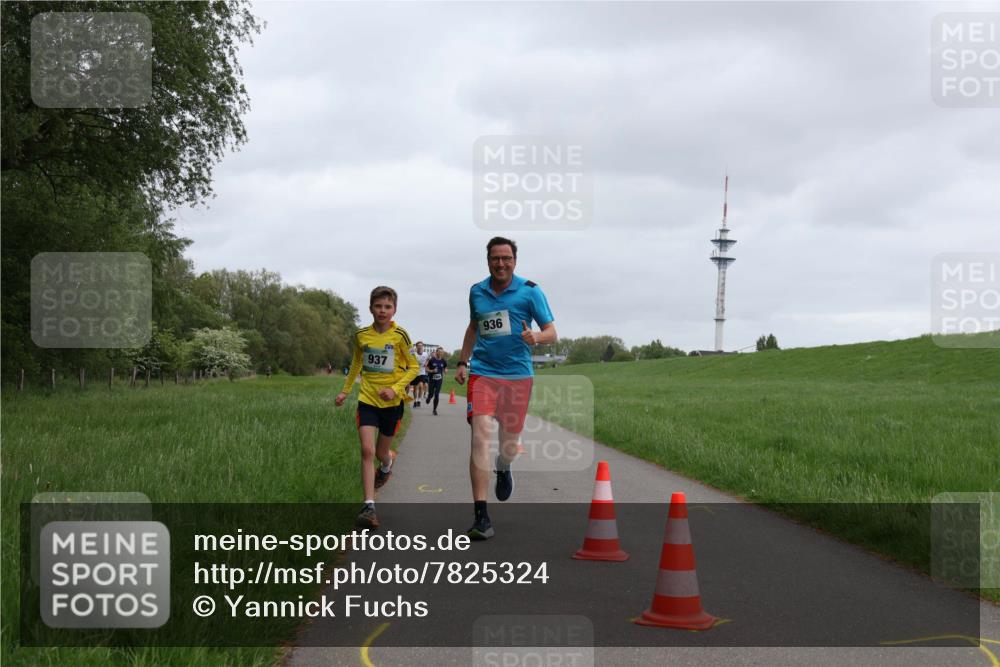 04.05.2025 - 8. Wedeler Halbmarathon Yannick Fuchs http://msf.ph/oto/7825324 04.05.2025 11:12:43 Laufen 937, 936 meine-sportfotos.de