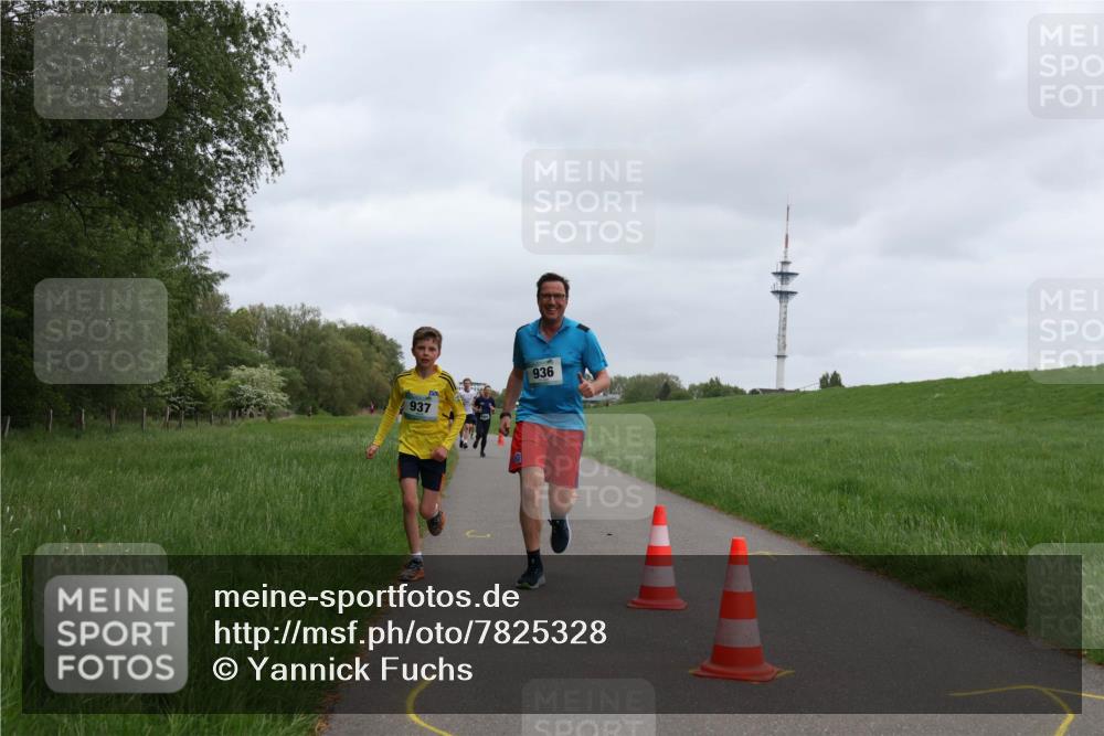 04.05.2025 - 8. Wedeler Halbmarathon Yannick Fuchs http://msf.ph/oto/7825328 04.05.2025 11:12:43 Laufen 937, 936 meine-sportfotos.de