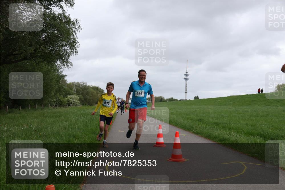 04.05.2025 - 8. Wedeler Halbmarathon Yannick Fuchs http://msf.ph/oto/7825353 04.05.2025 11:12:43 Laufen 937, 936 meine-sportfotos.de
