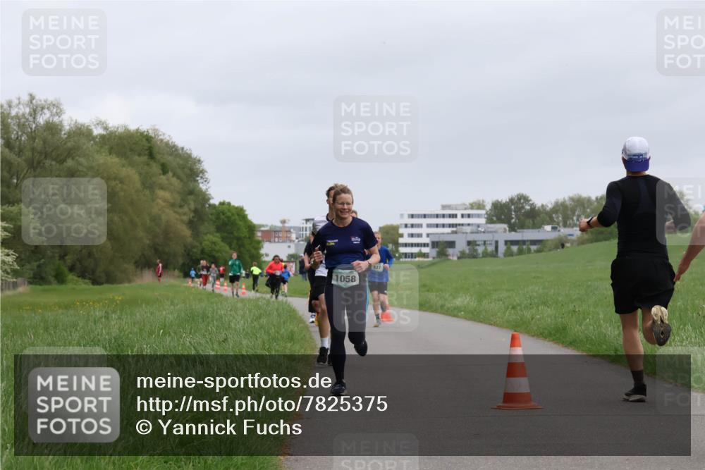 04.05.2025 - 8. Wedeler Halbmarathon Yannick Fuchs http://msf.ph/oto/7825375 04.05.2025 11:12:47 Laufen 1058, 827 meine-sportfotos.de